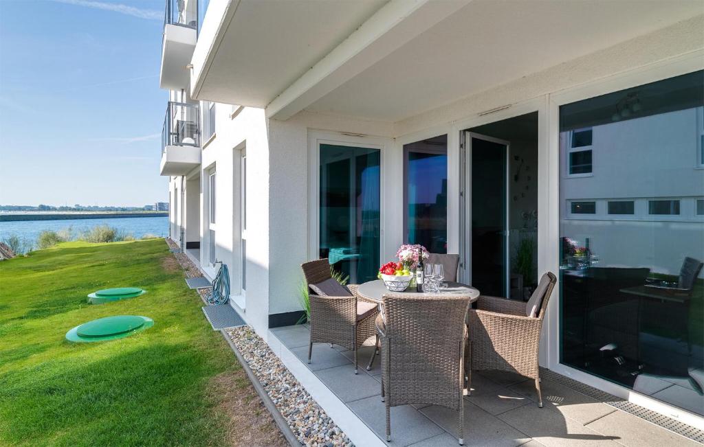 patio con tavolo e sedie sul lato di una casa di Ostseetraum 307 a Olpenitz