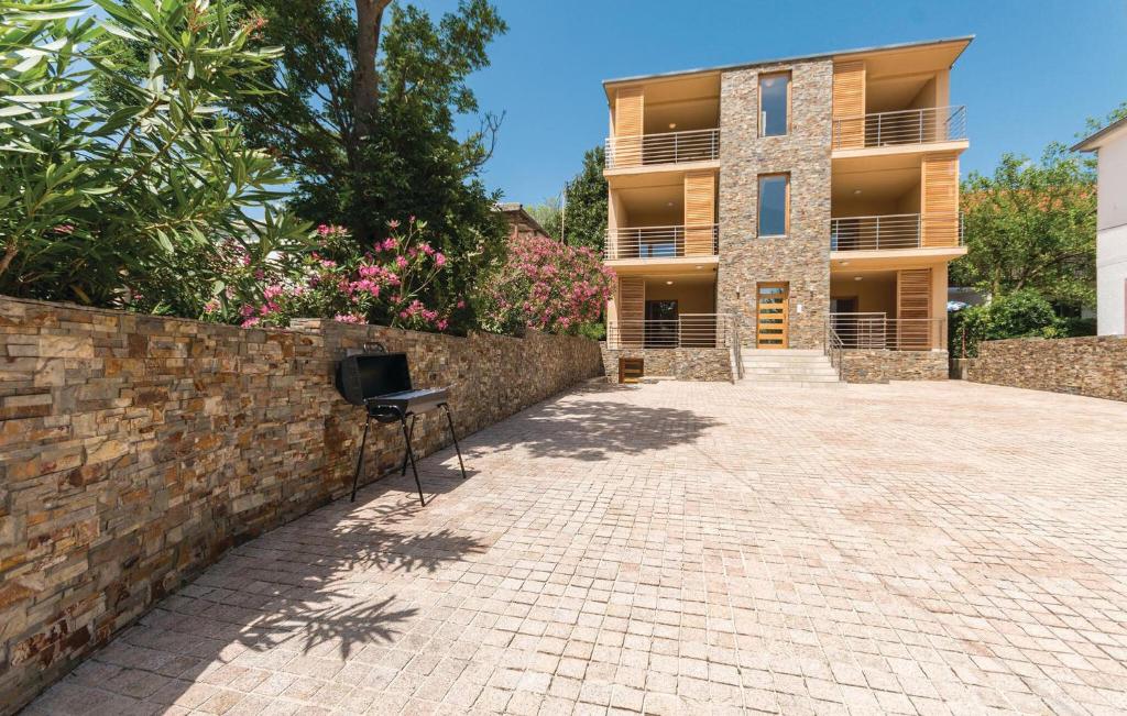 Το κτήριο όπου στεγάζεται  το διαμέρισμα