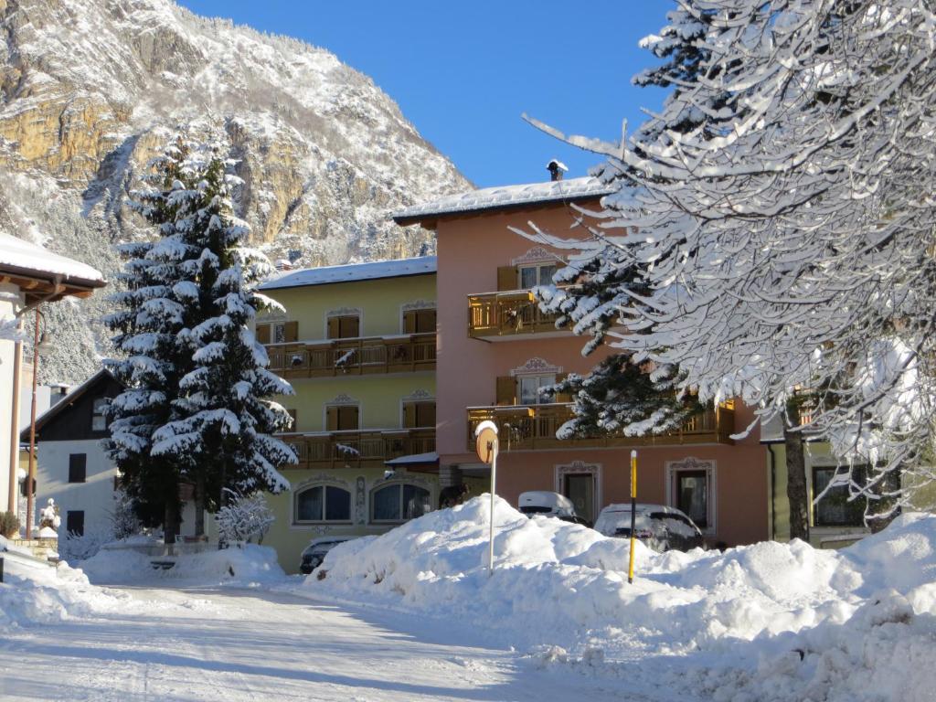 hotel w górach ze śniegiem na ziemi w obiekcie Hotel Fai w mieście Fai della Paganella