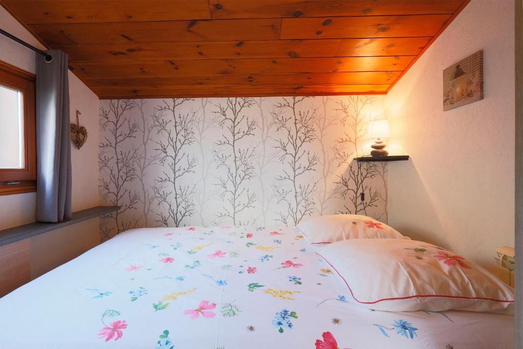 Łóżko lub łóżka w pokoju w obiekcie Le Chalet Cosy piscine et spa