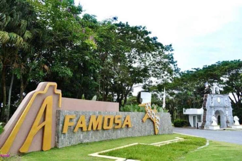 Un cartello per la famiglia aama in un parco di A'FAMOSA Pool Villa by S&T Homez ad Alor Gajah