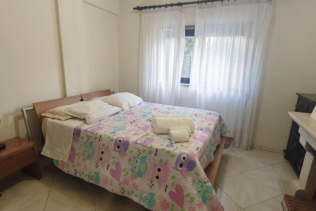 un dormitorio con una cama y una ventana en Studio Leiria City - NSA-T0, en Arrabalde da Ponte