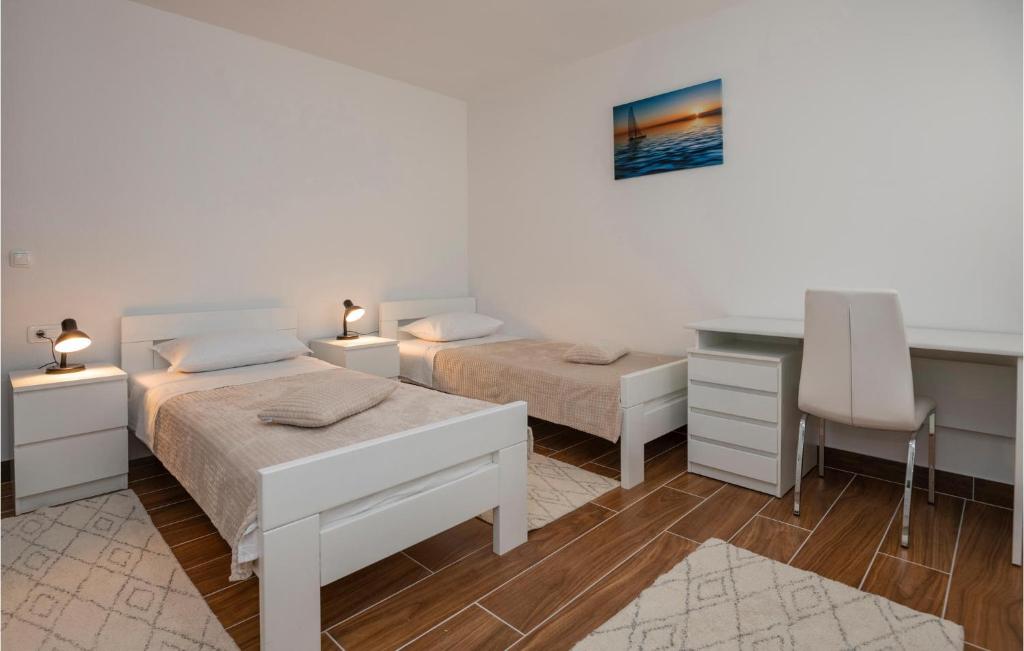 Posteľ alebo postele v izbe v ubytovaní Four-Bedroom Holiday Home In Veliki Prolog