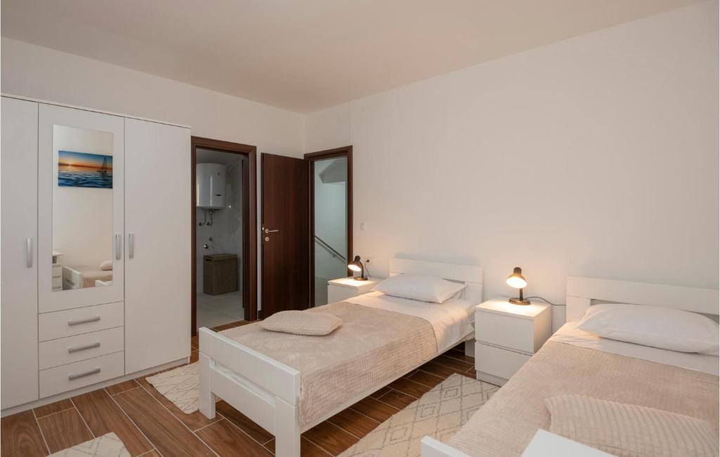Posteľ alebo postele v izbe v ubytovaní Four-Bedroom Holiday Home In Veliki Prolog