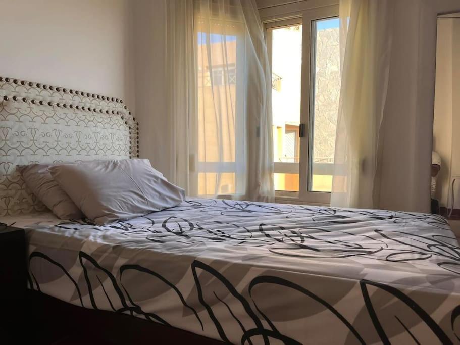 Postel nebo postele na pokoji v ubytování Cozy duplex Ein Bay