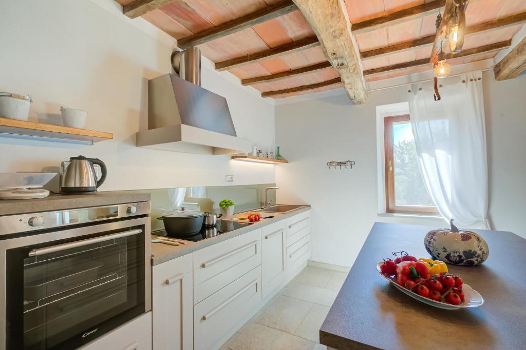 Kuchyňa alebo kuchynka v ubytovaní Tuscan Home S Margherita Private Outdoor - Happy Rentals