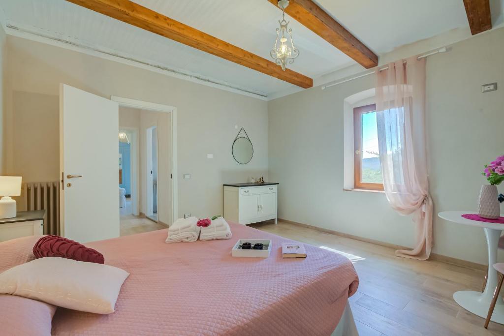 Posteľ alebo postele v izbe v ubytovaní Tuscan Home S Margherita Private Outdoor - Happy Rentals
