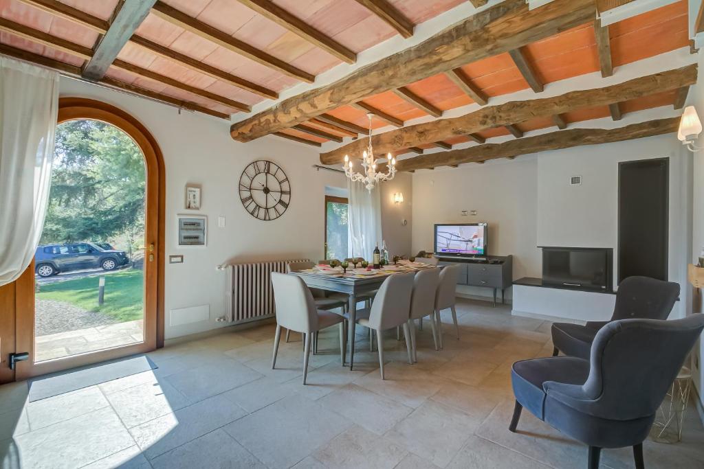 Televízia a/alebo spoločenská miestnosť v ubytovaní Tuscan Home S Margherita Private Outdoor - Happy Rentals