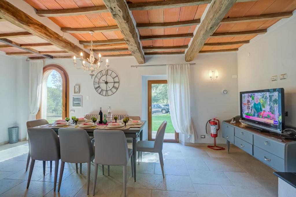 Televízia a/alebo spoločenská miestnosť v ubytovaní Tuscan Home S Margherita Private Outdoor - Happy Rentals