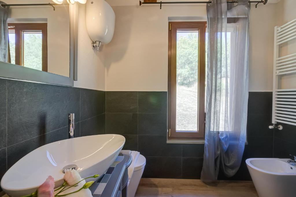 Kúpeľňa v ubytovaní Tuscan Home S Margherita Private Outdoor - Happy Rentals