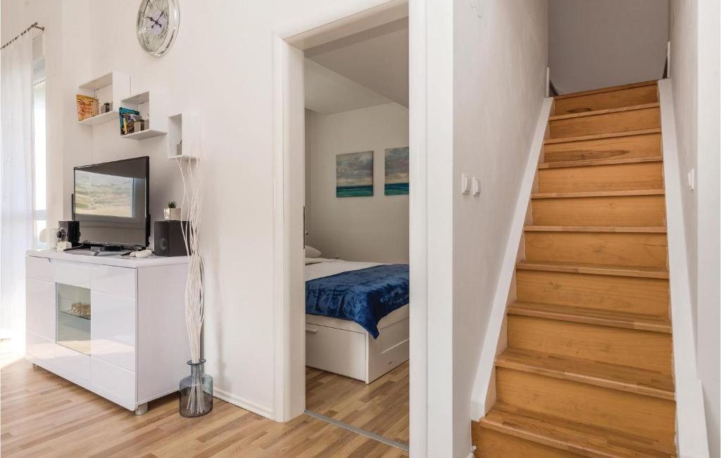 Telewizja i/lub zestaw kina domowego w obiekcie 2 Bedroom Beautiful Apartment In Pag