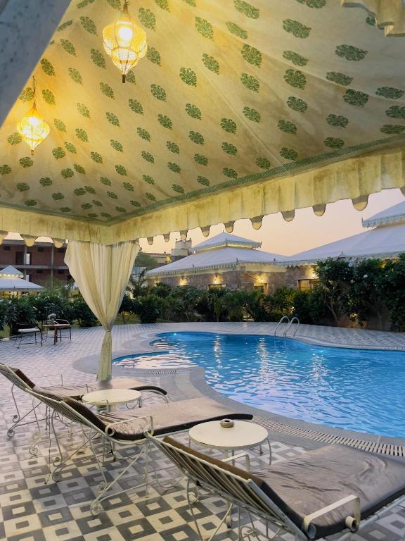 Bazén v ubytování Ananda Resort nebo v jeho okolí