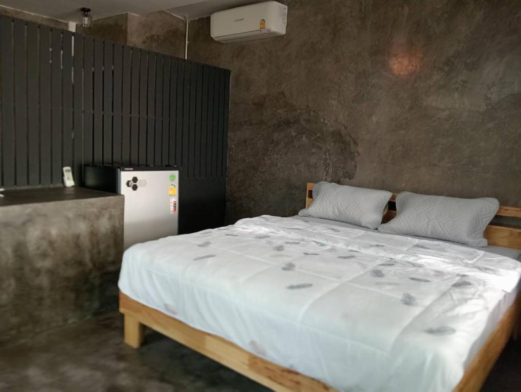 Postel nebo postele na pokoji v ubytování YAKAH BUNGALOWS By WILAI