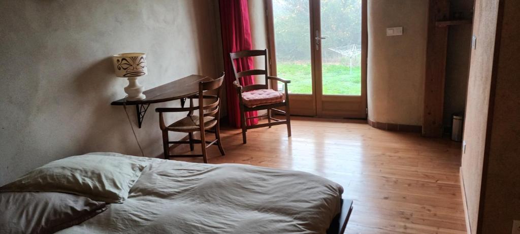 Postel nebo postele na pokoji v ubytování Lâche prise