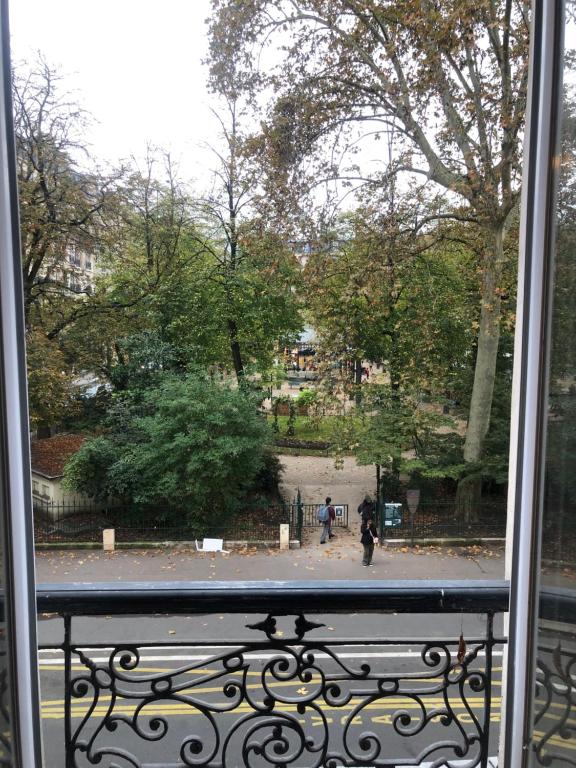- un balcon offrant une vue sur le parc dans l'établissement Le Studio du Square, à Paris
