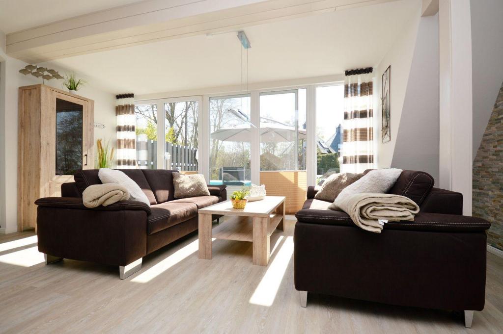 ein Wohnzimmer mit zwei Sofas und einem Tisch in der Unterkunft Aalreuse in Südbrookmerland