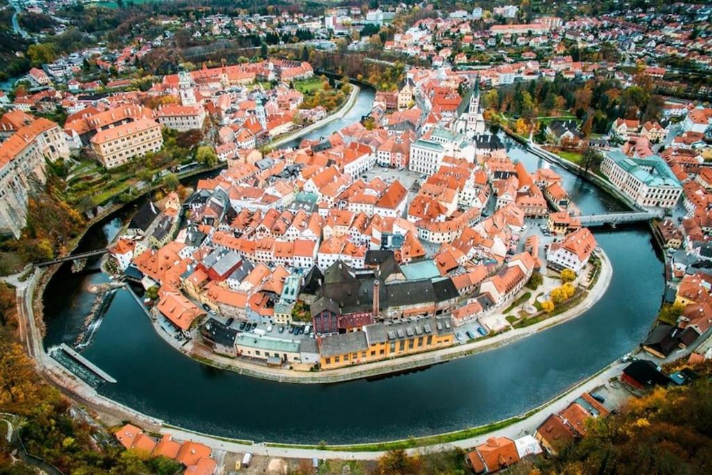 Nespecifikovaný výhled na destinaci Přídolí nebo výhled na město při pohledu z prázdninového domu