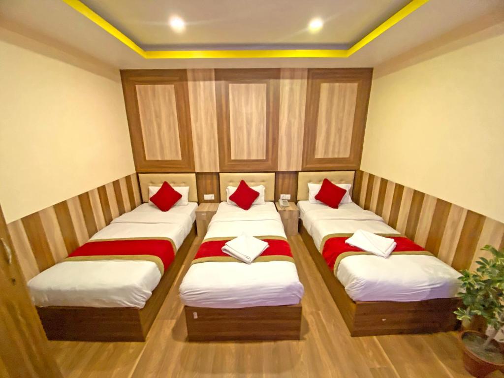 Postel nebo postele na pokoji v ubytování Hotel Airport Holiday