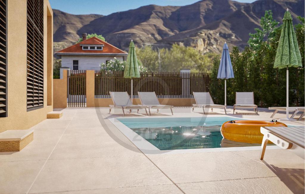 una piscina con sillas y sombrillas en un patio en Nice Apartment In Starigrad Paklenica, en Starigrad-Paklenica