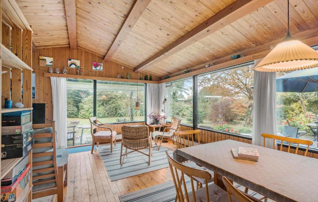 Posezení v ubytování 3 Bedroom Awesome Home In Rødvig Stevns