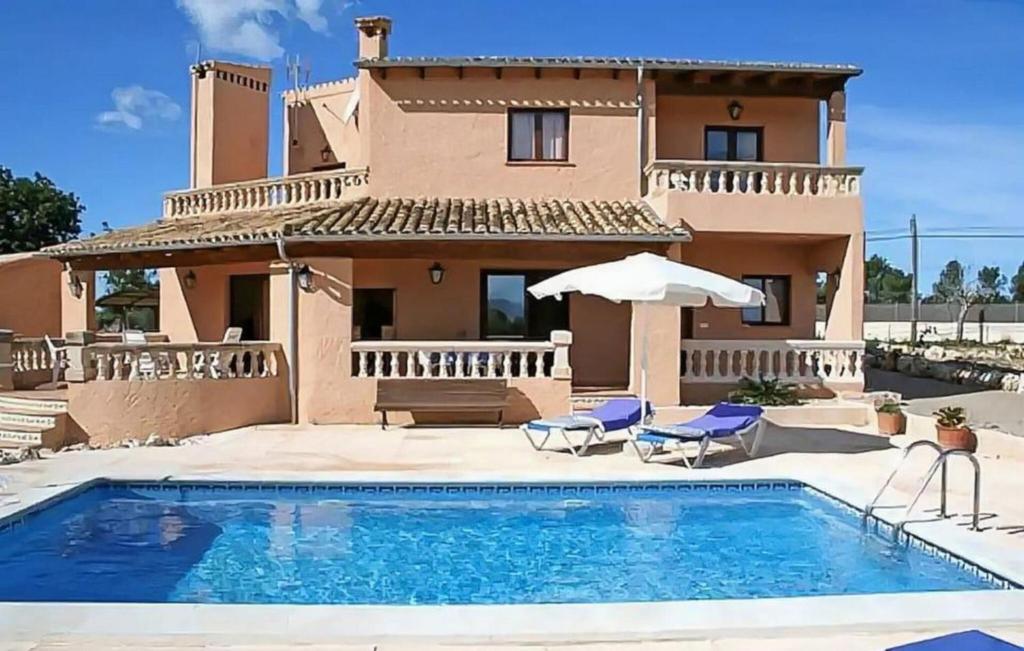 Bazén v ubytování Petit Saraix nebo v jeho okolí