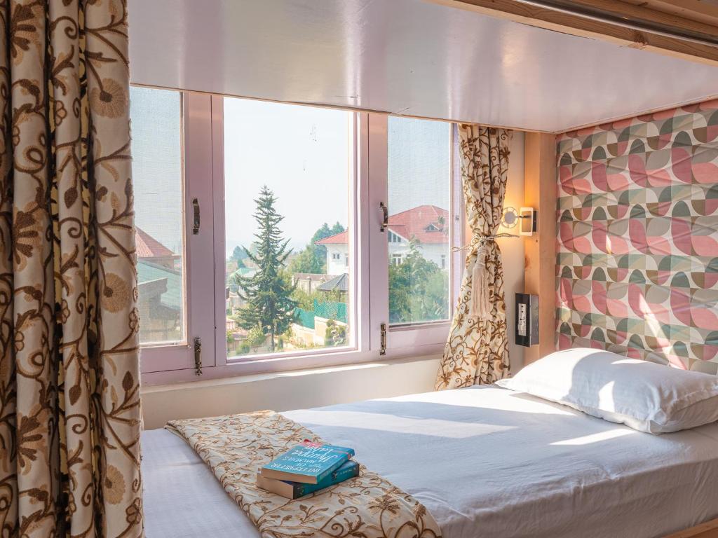 Postel nebo postele na pokoji v ubytování Moustache Srinagar
