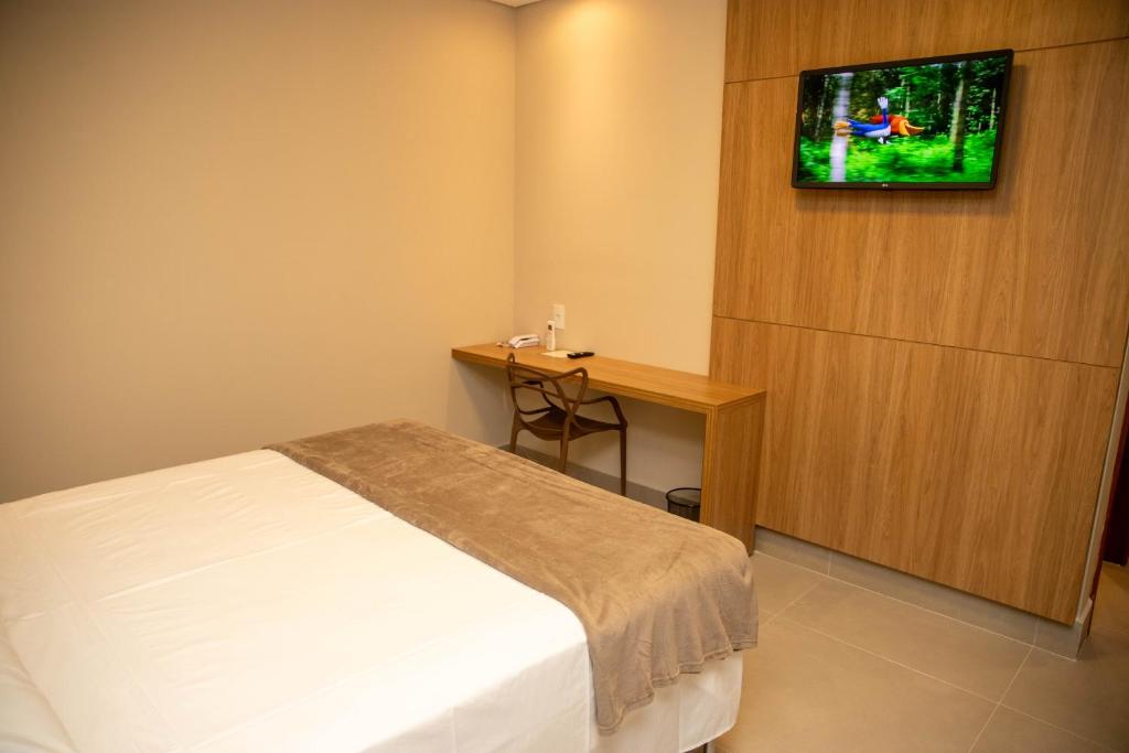 TV a/nebo společenská místnost v ubytování Serravita Hotel