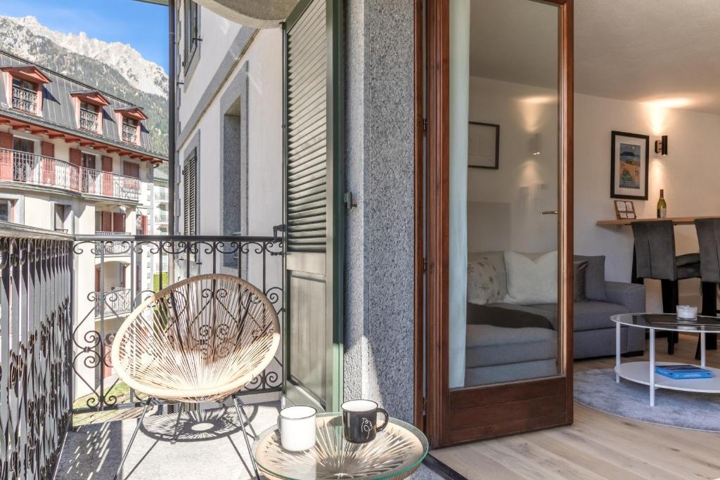 d'un balcon avec une chaise et d'une chambre avec un lit. dans l'établissement Bel Oiseau - Hypercentre - Balcon -Chamonix, à Chamonix-Mont-Blanc