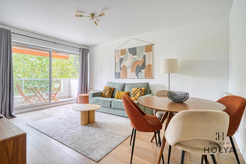 un salon avec un canapé et une table dans l'établissement Le Chaleureux - Proche de Paris - 334B, à Nogent-sur-Marne