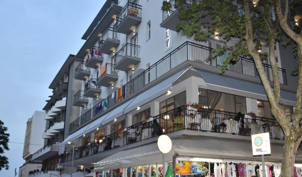un gran edificio con gente sentada en los balcones en Lively Hotel, en Bellaria-Igea Marina