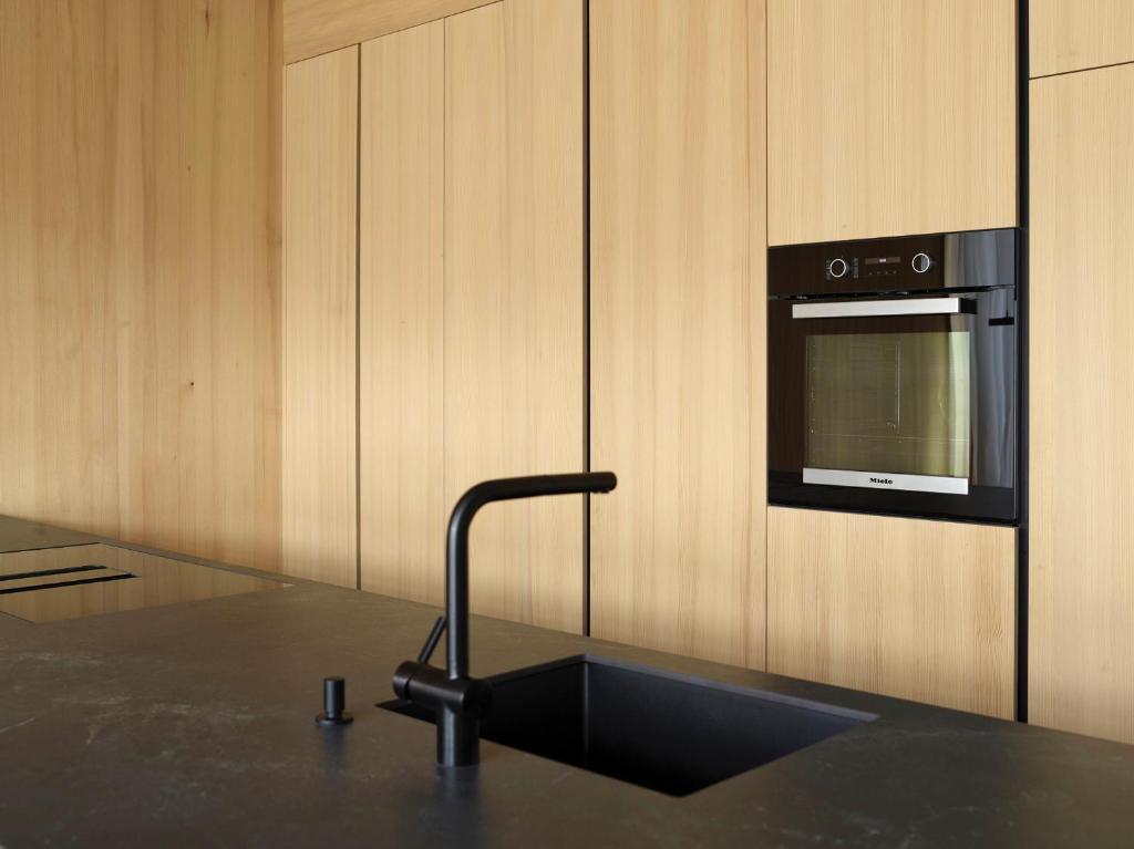 Kuchyň nebo kuchyňský kout v ubytování Architektenhaus RHaa mit Terrassen