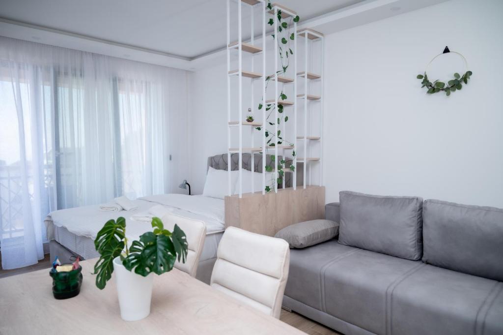 una sala de estar con un sofá y una cama en Residence Hill A036 Apartment, en Kopaonik