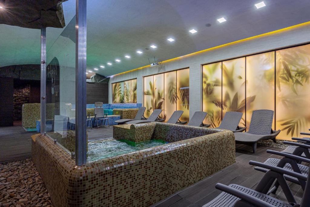 Bazén v ubytování Helios Hotel & SPA nebo v jeho okolí