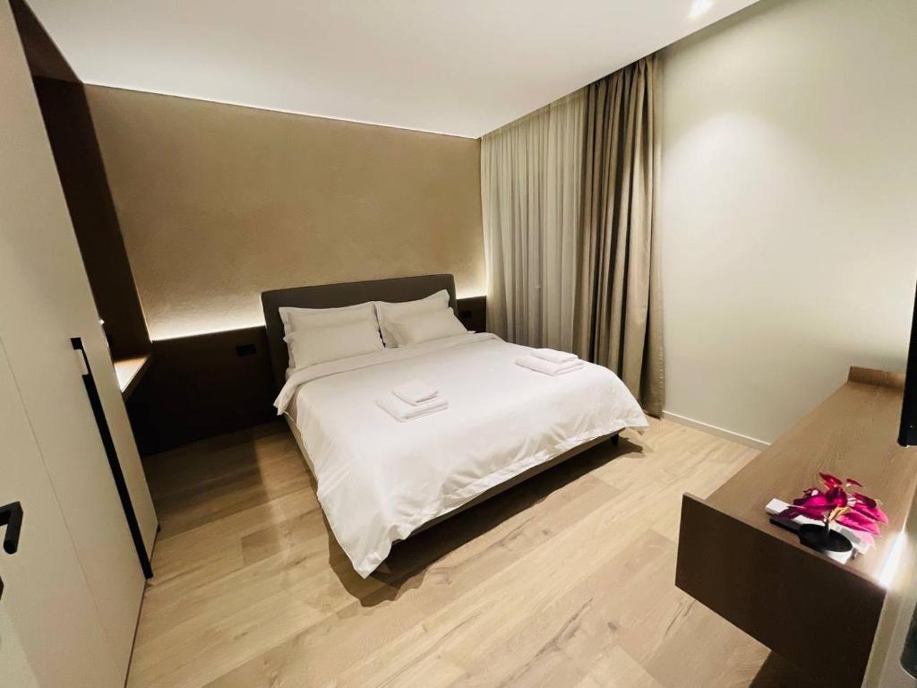 Postel nebo postele na pokoji v ubytování Two Steps Apartments Tirana