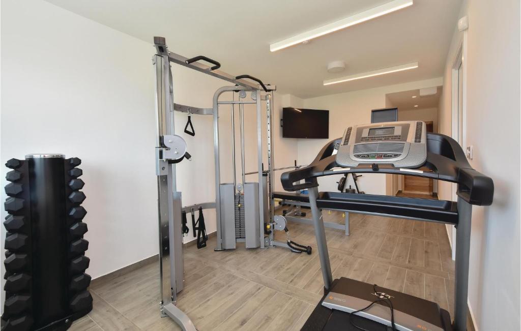 Posilňovňa alebo fitness centrum v ubytovaní Beach Front Home In Omis With Sauna