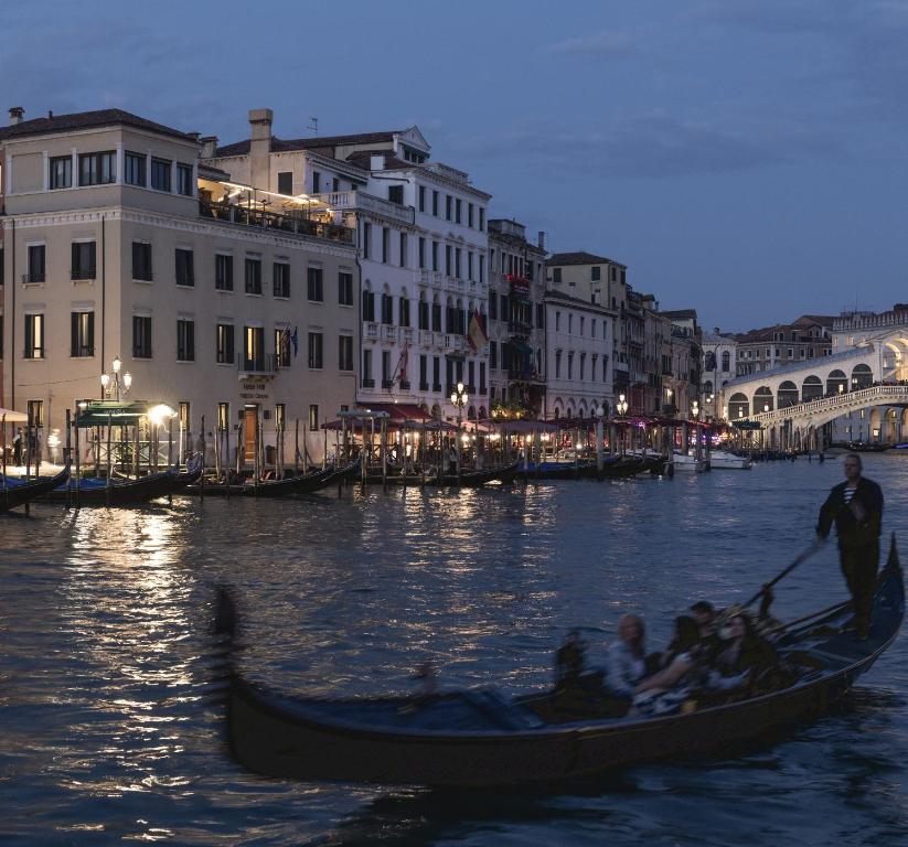 H10 Palazzo Canova - Resim 2