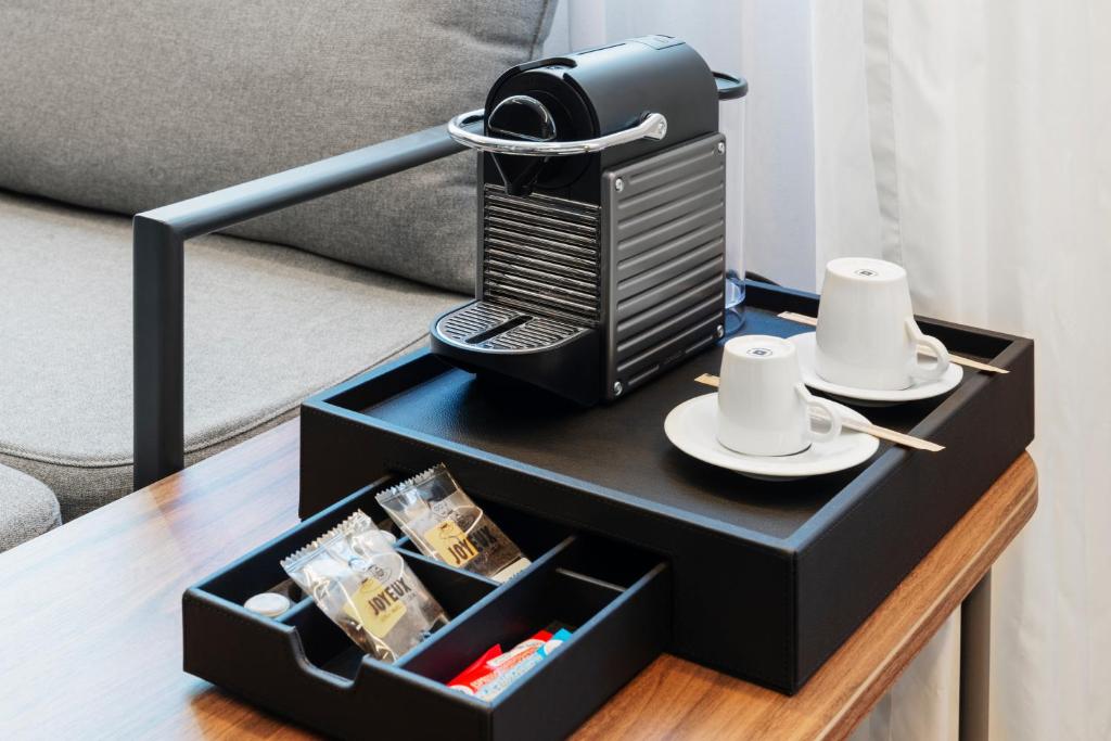 Příslušenství pro přípravu čaje a kávy v ubytování Novotel Suites Nancy Centre