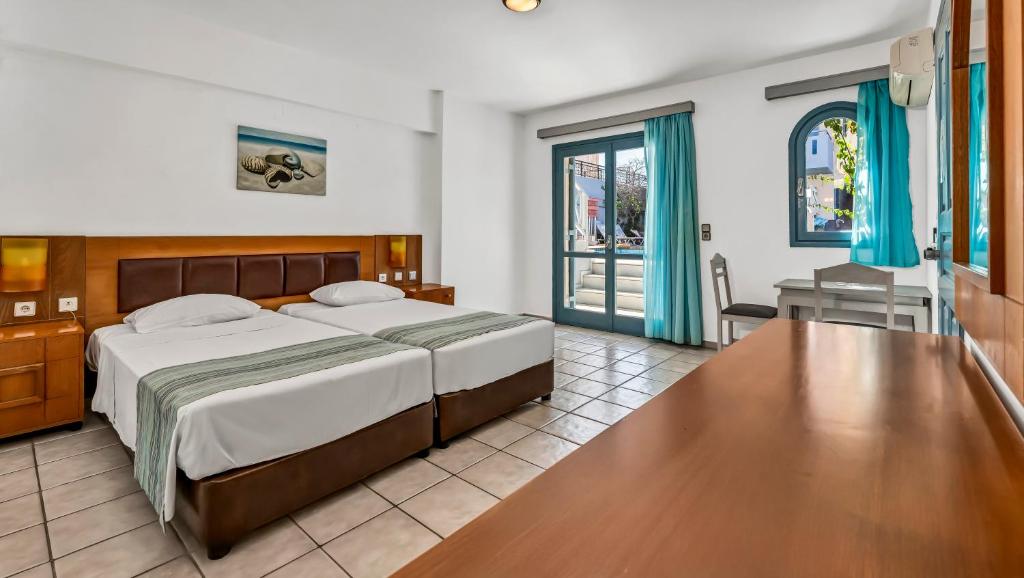 Postel nebo postele na pokoji v ubytování Marilisa Hotel
