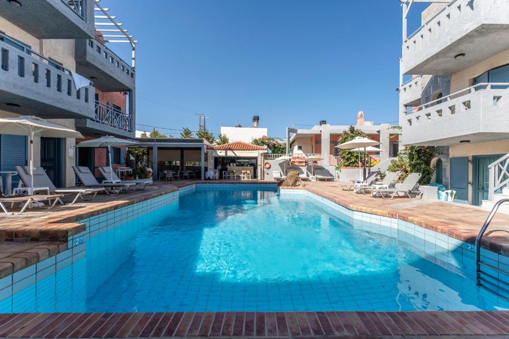 Bazén v ubytování Marilisa Hotel nebo v jeho okolí