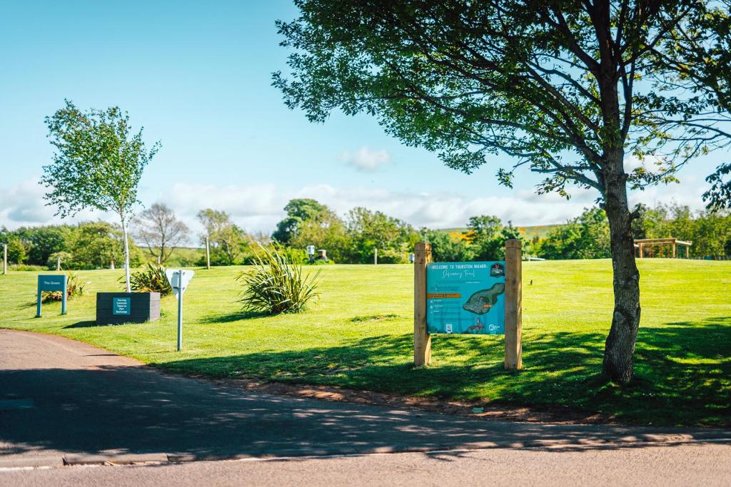 Zahrada ubytování Sage Caravan 3 with Pets Welcome at Thurston Manor Leisure Park