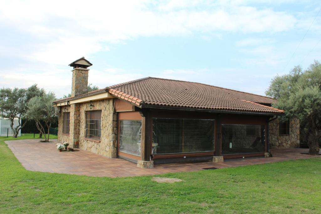 una casa con un gran patio en un campo en La Huertarrona, en Candeleda