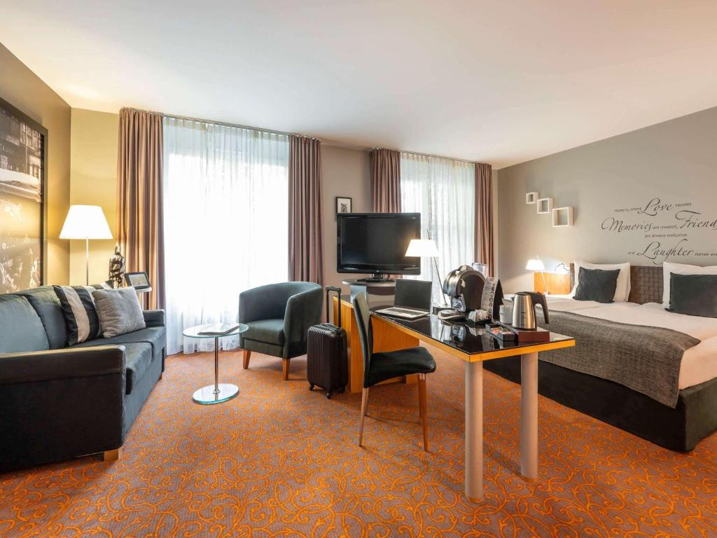 TV a/nebo společenská místnost v ubytování Mercure Hotel & Residenz Berlin Checkpoint Charlie