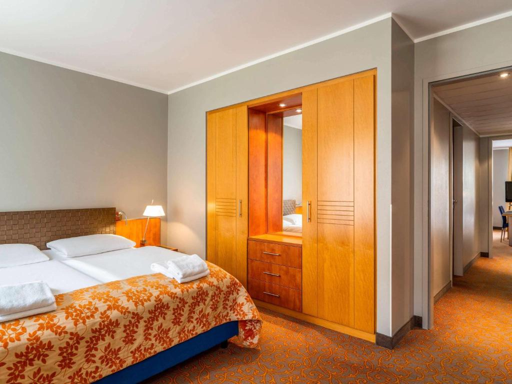 Postel nebo postele na pokoji v ubytování Mercure Hotel & Residenz Berlin Checkpoint Charlie