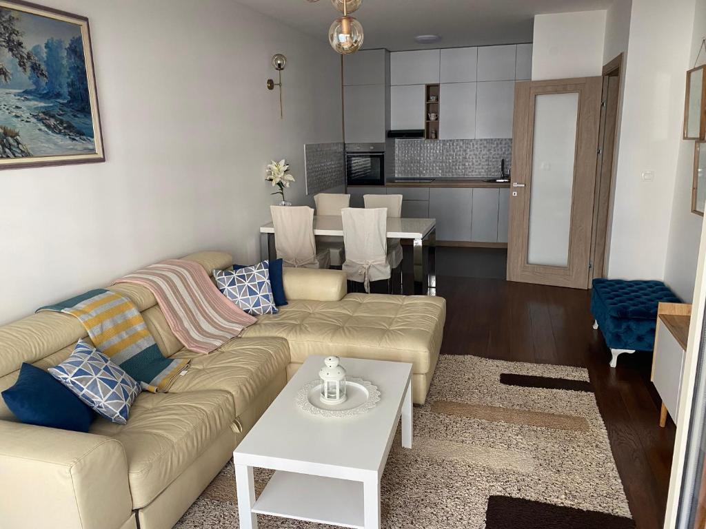 a living room with a couch and a table at Apartman City Kvart Podgorica lux in Podgorica