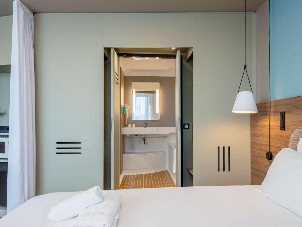Postel nebo postele na pokoji v ubytování Novotel Suites Nancy Centre