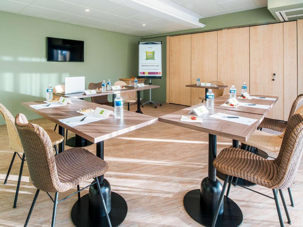 TV a/nebo společenská místnost v ubytování ibis Styles Antibes