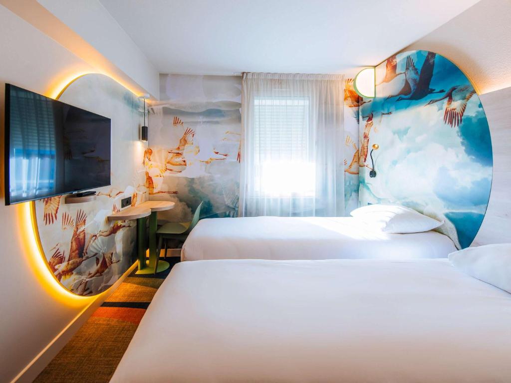 Postel nebo postele na pokoji v ubytování ibis Styles Antibes