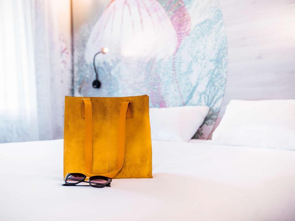 Postel nebo postele na pokoji v ubytování ibis Styles Antibes