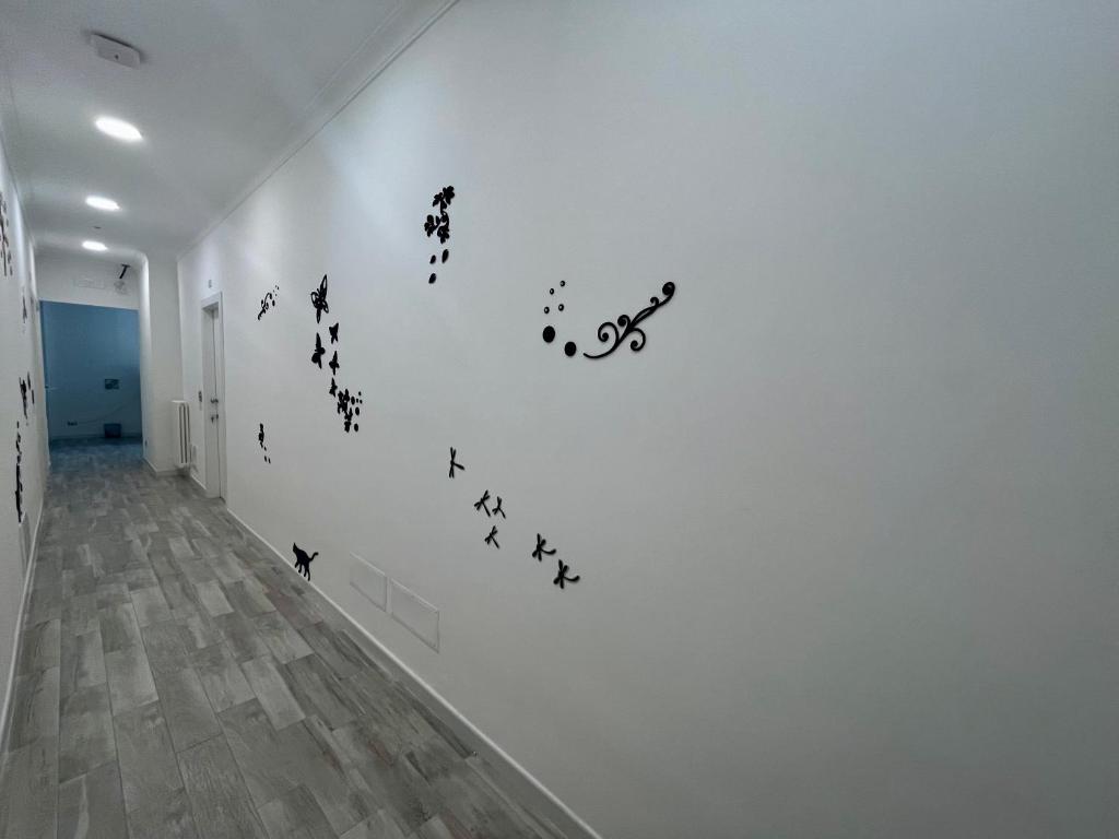 a wall with birds stencils on a white wall at Prospettiva Medina in Naples