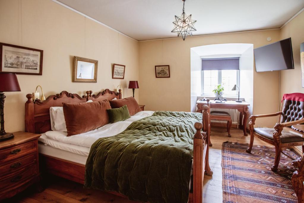 Postel nebo postele na pokoji v ubytování Vadstena Klosterhotell Konferens & Spa